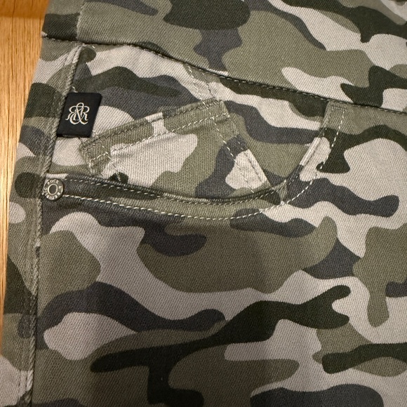 Rock & Republic Camo Green and Gray Leggings 8 - Picture 3 of 6